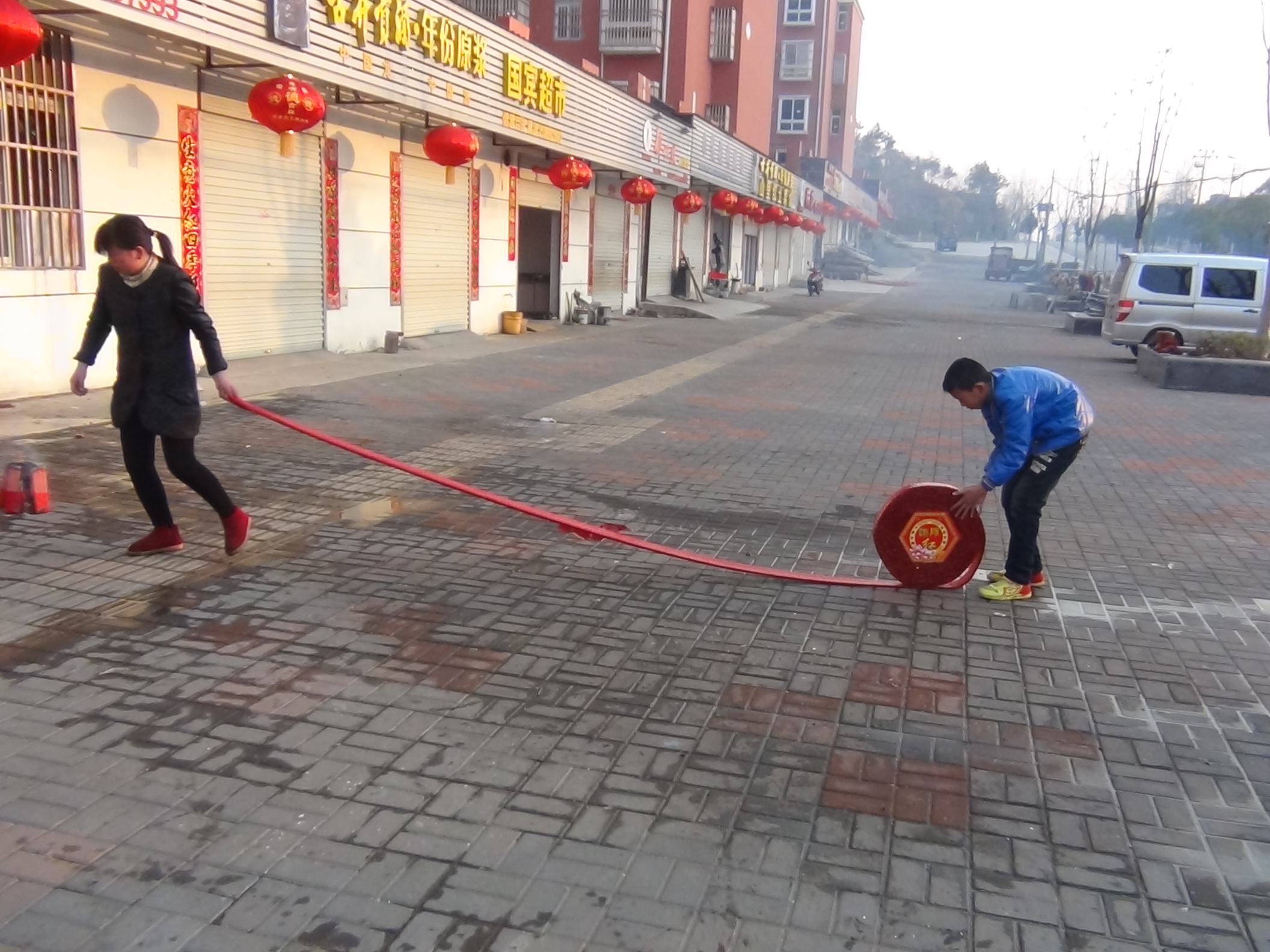 放鞭炮庆贺新年