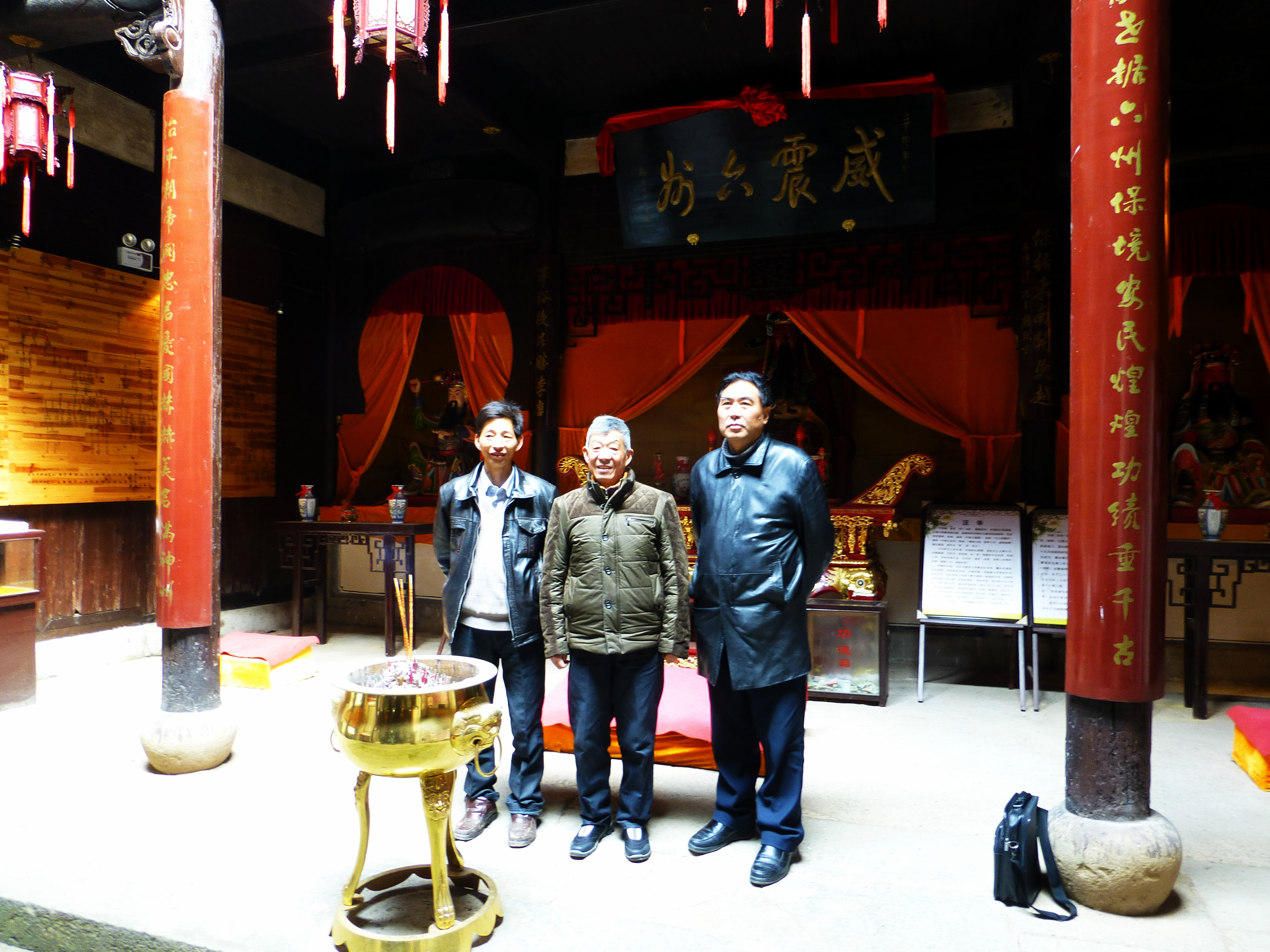 09在绵潭汪王庙留影.JPG