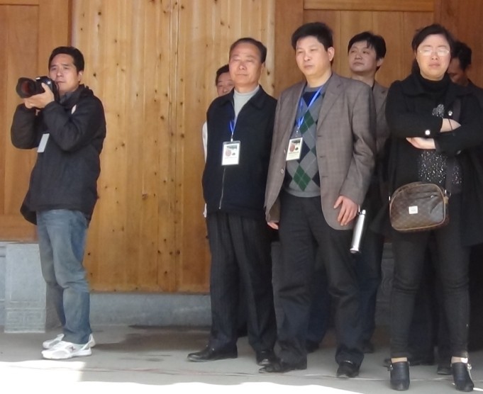 追思汪碧潭2012黄山祭祀照片在台上拍照