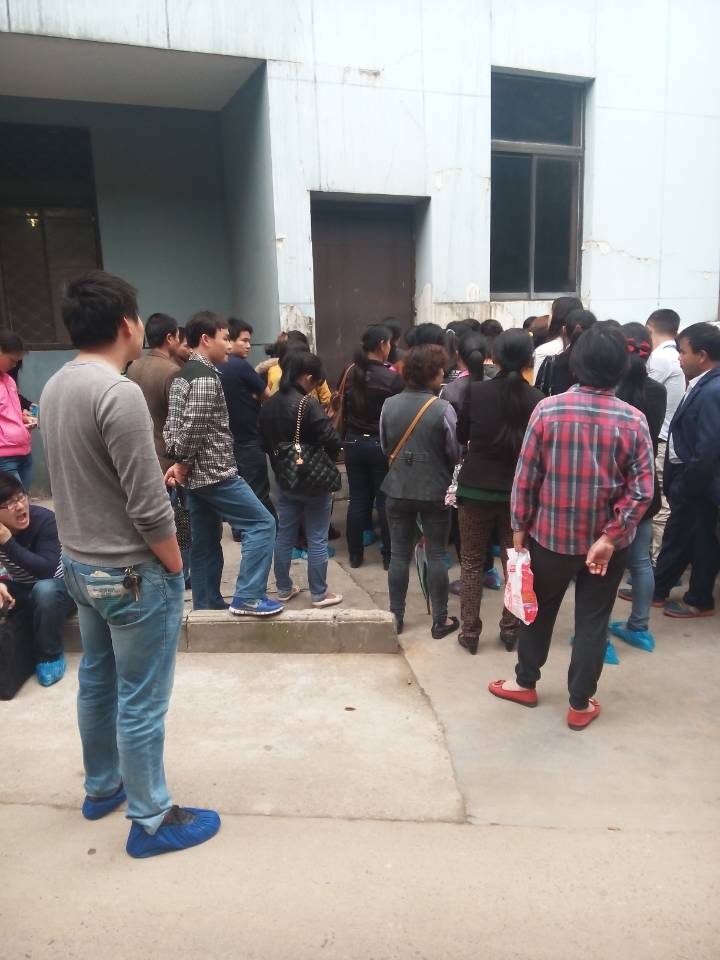 等待看病人的家属