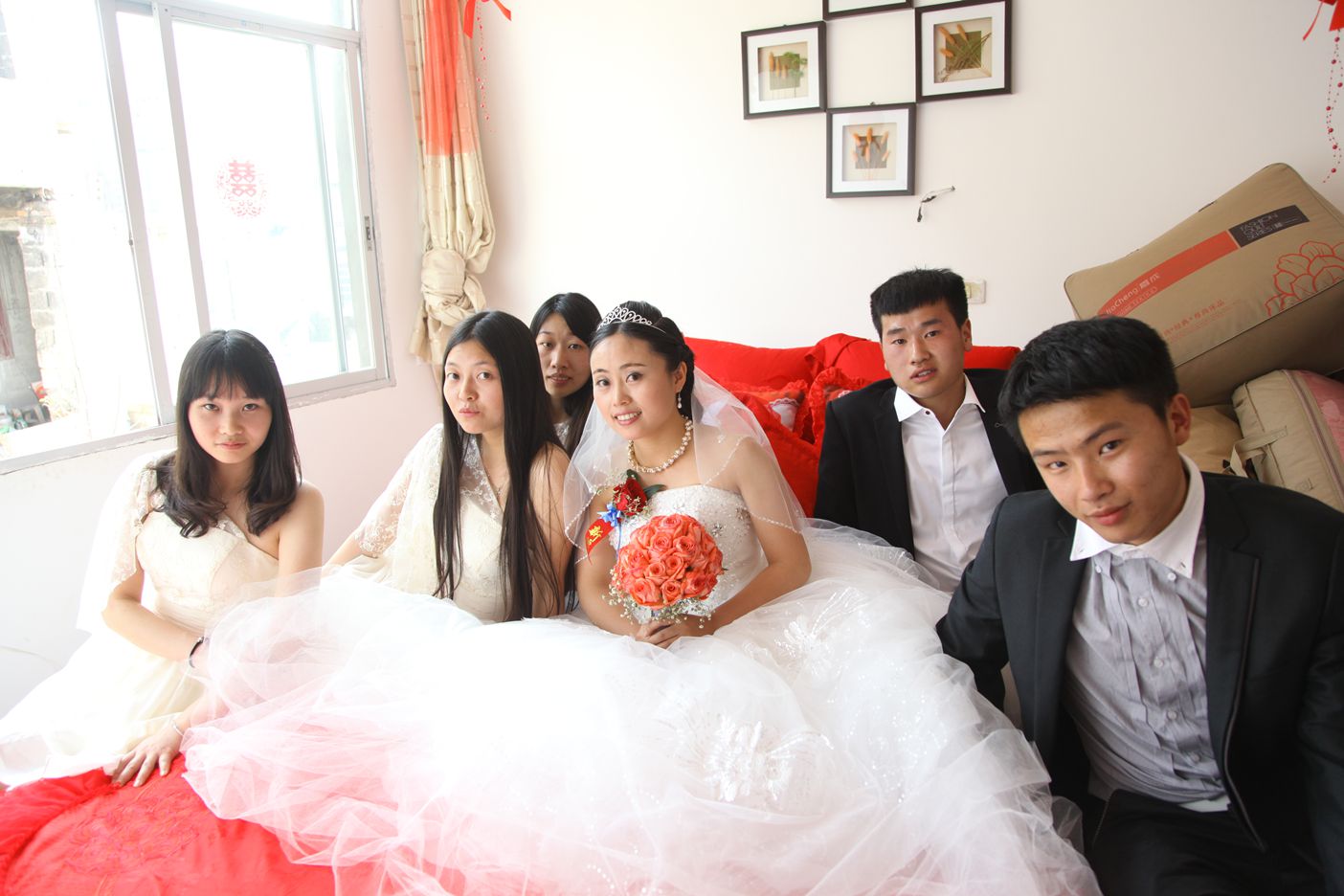 嫂嫂与伴娘和伴郎