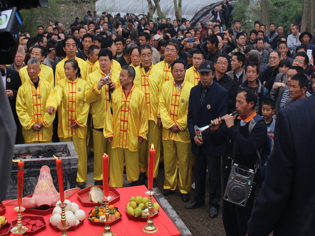 我（前排黄衣左三）在歙县云岚山汪华墓前祭奠