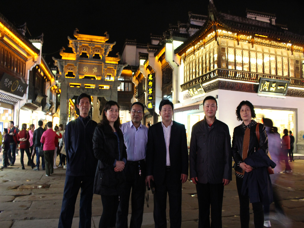 我（右三）与兴吾、礼宝等本家在屯溪老街