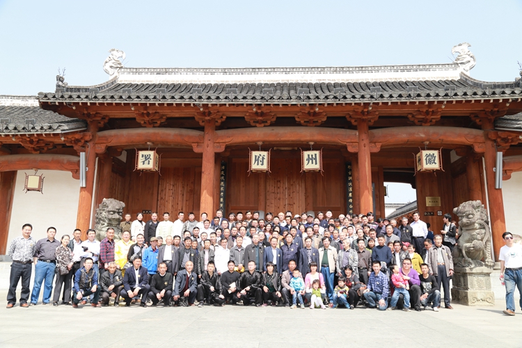 9府前合影.jpg