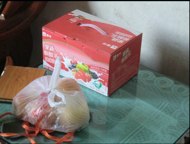 邻居送的水果和牛奶