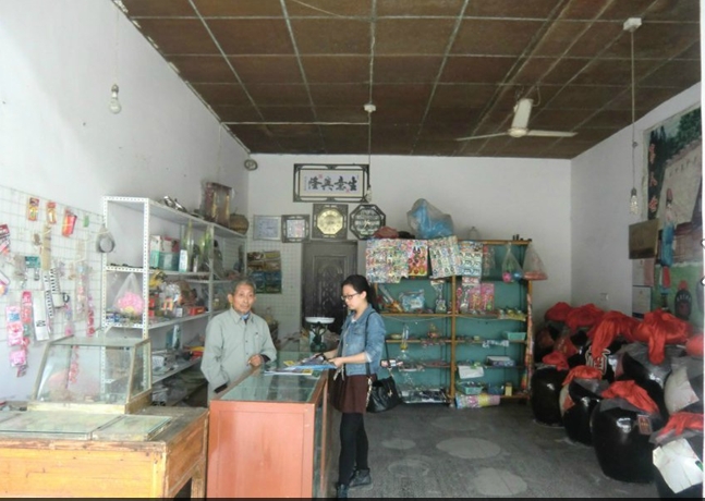 他80的爷爷在看门