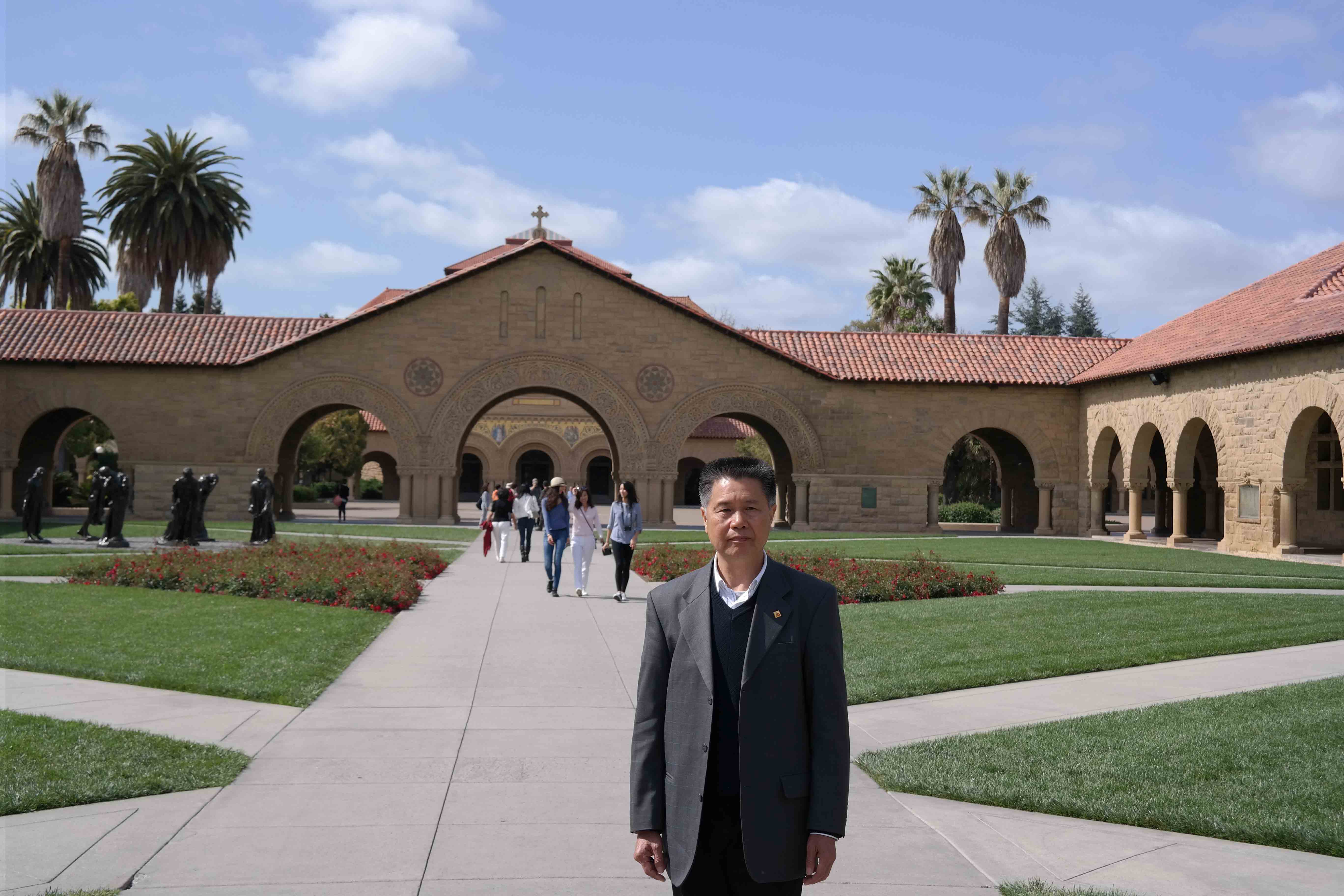 汪太理在斯坦福大学留影