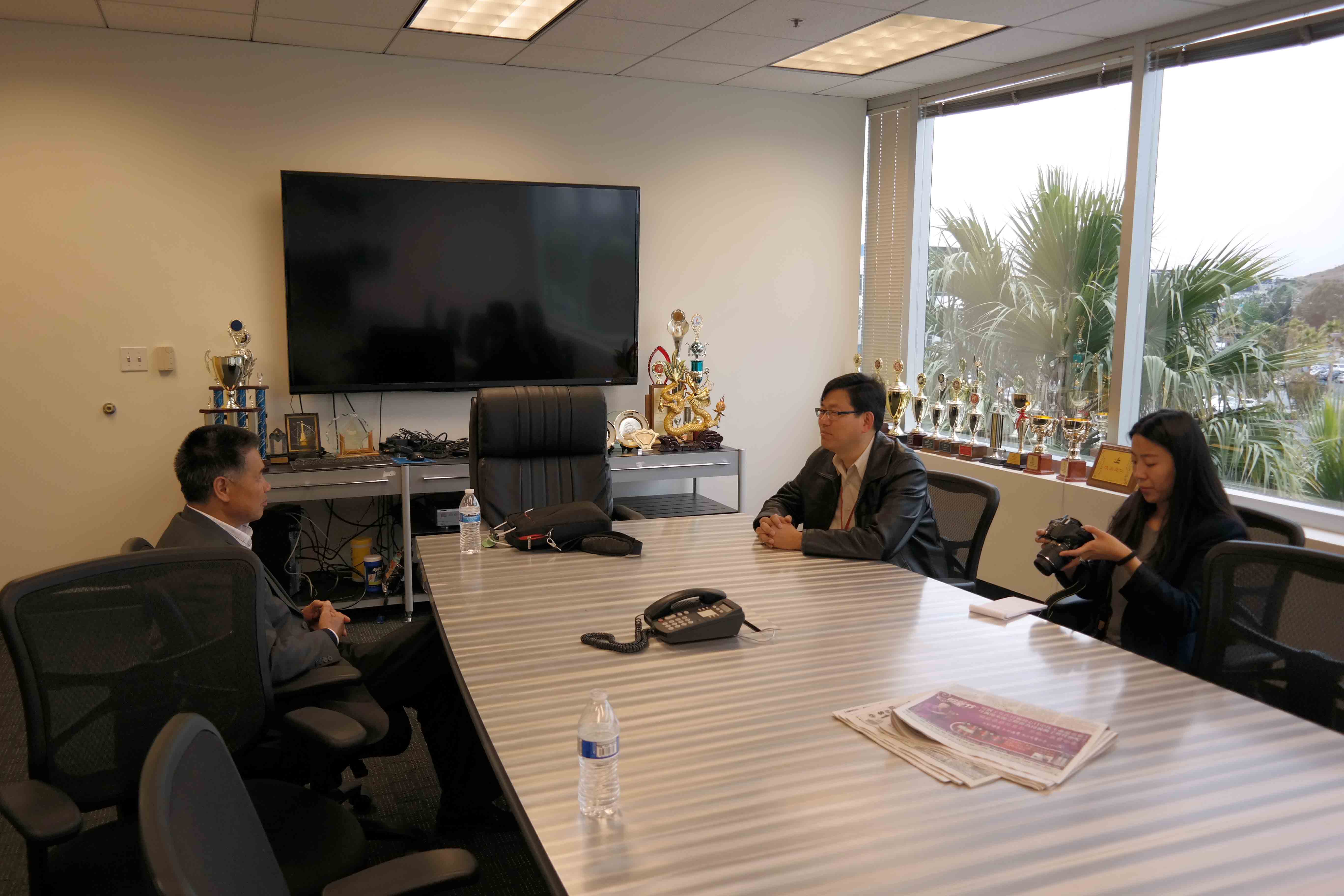 汪太理（左）接受《星岛日报》记者崔林子（右一）采访，梁建锋总编（中）在场听取采访