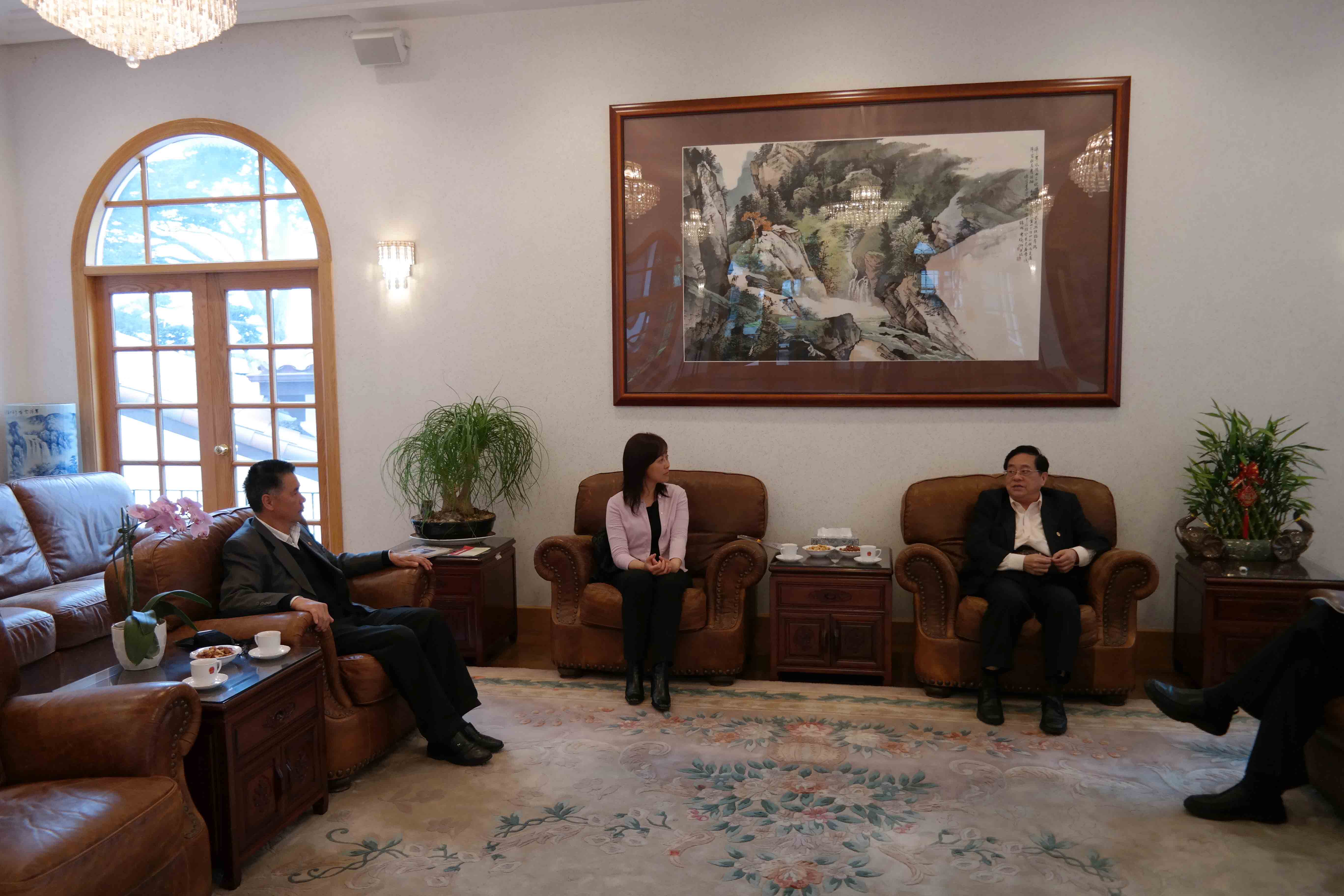 汪太理（左一）应邀赴美国参加文化交流活动期间在旧金山参加中外媒体座谈会。中国驻旧金山大使衔总领事袁南