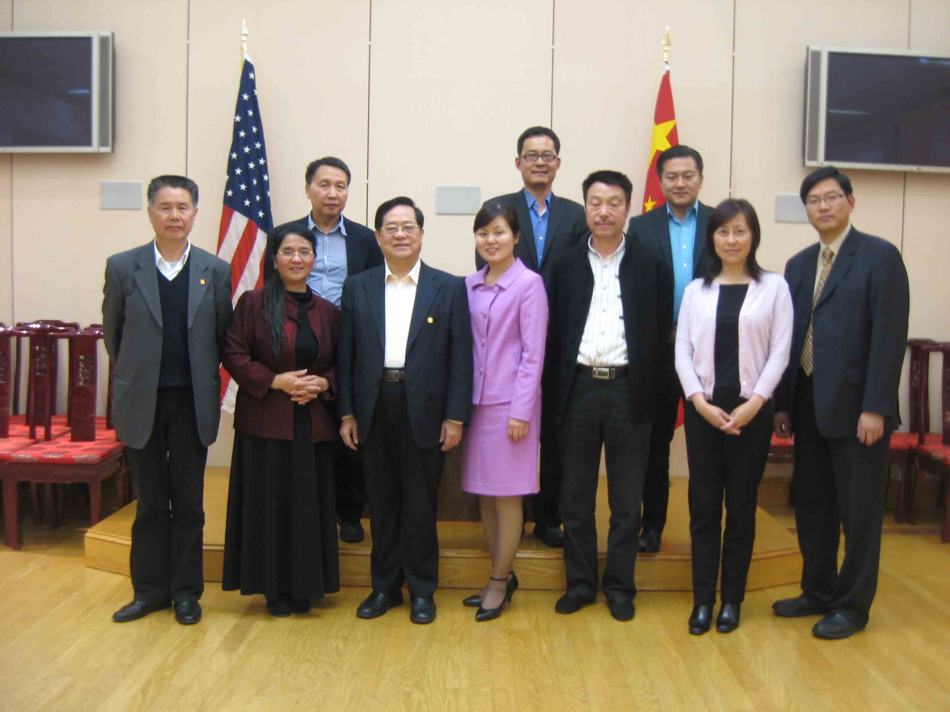 袁南生大使夫妇（左四、左五）。